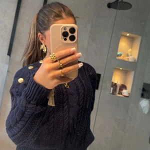 RALPH LAUREN TRÖJA  - Jättefin marinblå Ralph lauren tröja med guldknappar på axeln! 😍 Har använt den en gång så den är nästan som ny!! Tryck på ”köp nu” för ett säkrare köp! ❤️