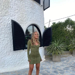 A-dsgn klänning  - Grön klänning från A-dsgn. Använd fåtal gånger så därför i väldigt bra skick! 