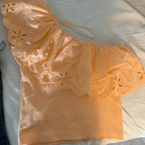 Zara topp - Säljer denna oranga toppen från zara i storlek 130 men passar xs med.💗💗