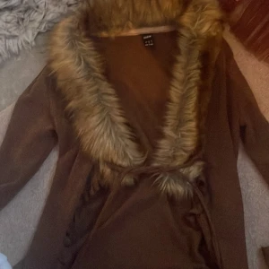 Fluffig kofta - En kofta ifrån shein! Tyvär är inte min stil längre därför säljer jag denna kofta! Använt 2 gånger💗finns inga effekter 💗