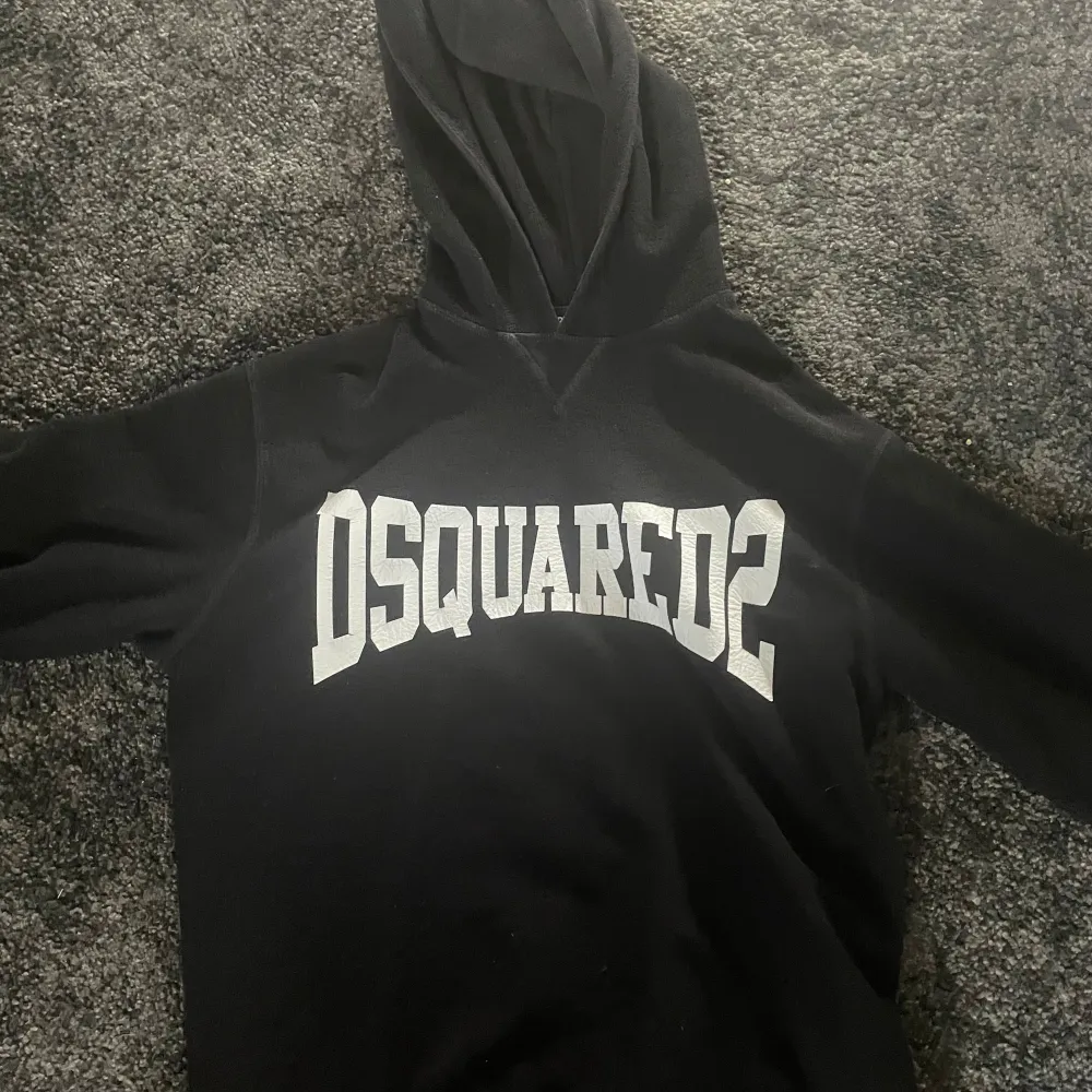 Säljer min dsquared2 hoodie eftersom att den har blivit för liten. Den är i väldigt bra skick och är i storlek 15 years som motsvarar M. Nypris är 2500 och ja säljer den för 1000. Hoodies.