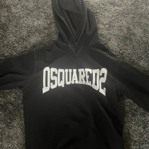 Dsquared2 hoodie - Säljer min dsquared2 hoodie eftersom att den har blivit för liten. Den är i väldigt bra skick och är i storlek 15 years som motsvarar M. Nypris är 2500 och ja säljer den för 1000