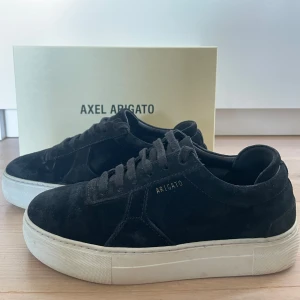 Axel arigato skor  - Fräscha Axel arigatoskor i storlek 37,alla tillbehör tillkommer