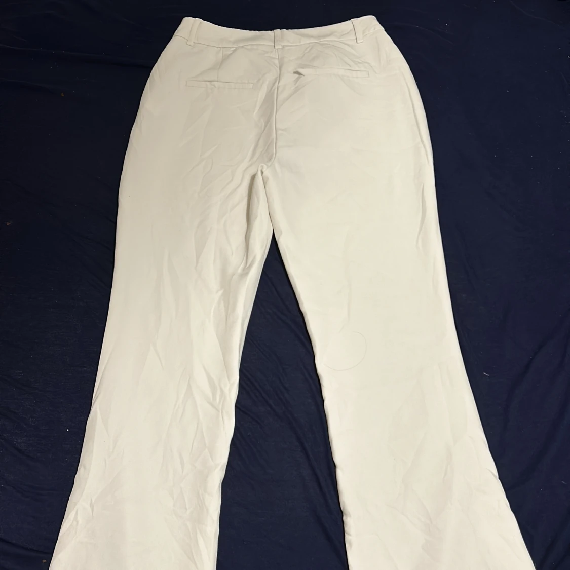 Vita bootcut kostymbyxor - 92