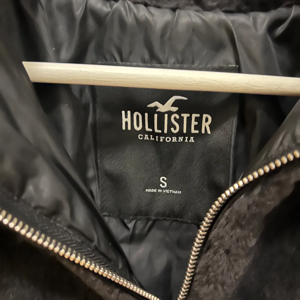 Jacka från Hollister i fint skick, försiktigt använd.  Lurvig och fluffig i mjukt material.  Stl S men ganska stor så kulle passa en M också. . Jackor.