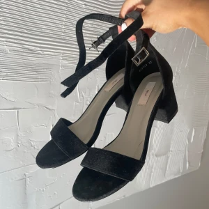 Svarta Sandaletter Nelly - Svarta sandaletter från Nelly i stl 37. Mocka material. Använda 1 gång. 