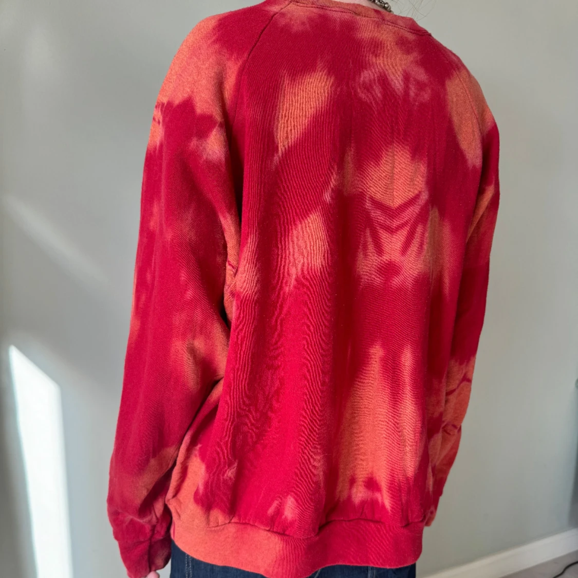 Röd och orange batikmönstrad tröja - 90