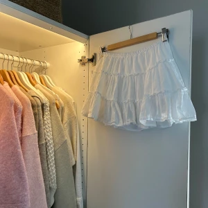 Vit volangkjol  - Söt vit minikjol från Pull & bear❤️storlek M och sitter bra på mig som brukar ha S/M. Liten fläck på kanten som inte syns mycket. Skriv för fler bilder och andra frågor💖 