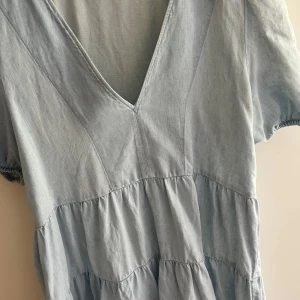 Zara klänning  - Volangklänning i denim material❤️‍🔥 Skulle säga att storleken passar XS-M 
