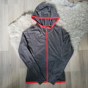 Tränings jacka - En grå tränings jacka med rosa kanter från H&M. Är i bra skick. Har en likadan i neonrosa i min profil.