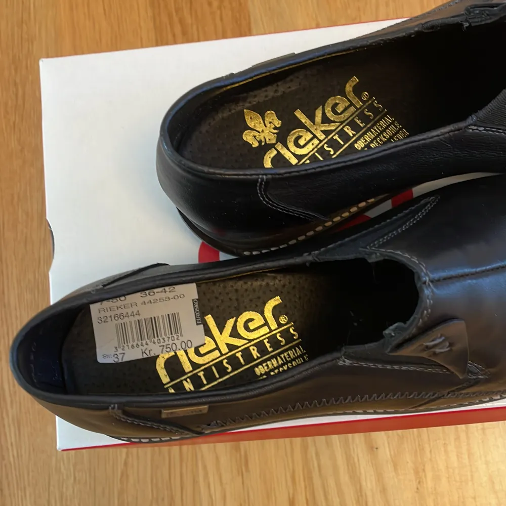 Rieker loafers aldrig använda i toppskick  Pris: Nypris:750kr Pris:250kr Innermått:24cm. Skor.