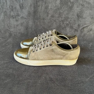 Lanvin Captoe Grå | Uk 8 (42-43) - Lanvins i färgen grå samt med glansig tå | Storlek 42 (passar 42-43) UK 8 | Endast skor medföljer vid köp | Hör av dig vid eventuella frågor eller funderingar :)