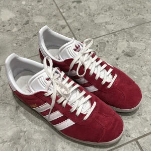 Adidas Originals Gazelle Sneakers  - Jag säljer dessa skor, använd 2 gånger så dom är i ny skick, ordinarie pris är 1249, hör av dig via dm för fler bilder
