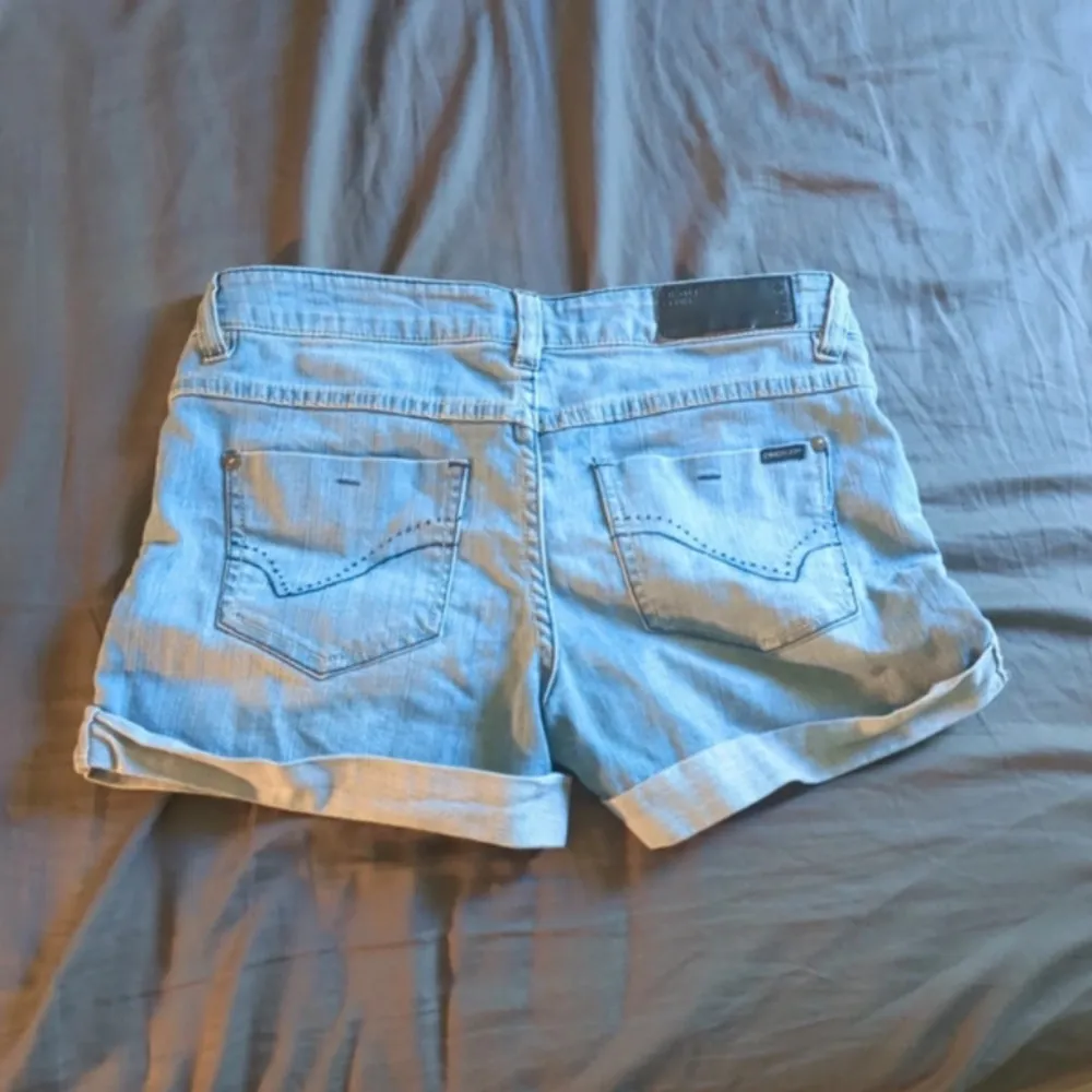 Fina lågprisjeansen jeansshorts från ONLY i storlek W28. Pris kan diskuteras vid snabb affär🫶🏻. Shorts.