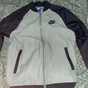 Nike vår jacka  - Köpt för 1,5 år sen använt fåtal gånger inga defekter på den, sitter jätte bra. Är 181 och väger 70kg. den sitter perfekt 