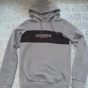 Mckenzie Hoodie - En Mckenzie Hoodie i storlek S | 10/10 skick då den bara är använd någon enstaka gång | köpt på JD sports | skriv för frågor eller intresse❗️