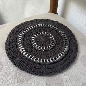 Svart stickad basker från Ganni - Säljer en snygg svart stickad basker från Ganni. Den är rund och har ett coolt mönster med silverdetaljer. Köp direkt eller ge prisförslag 💛