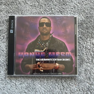 Kanye west skiva - The Graduate (extra credit) på CD med 44 osläppta låtar av Kanye West, de flesta från tidigt 2000-tal. Skivorna är spelade 1 gång och är i superbra skick, omslaget är i helt okej skick (har några repor).