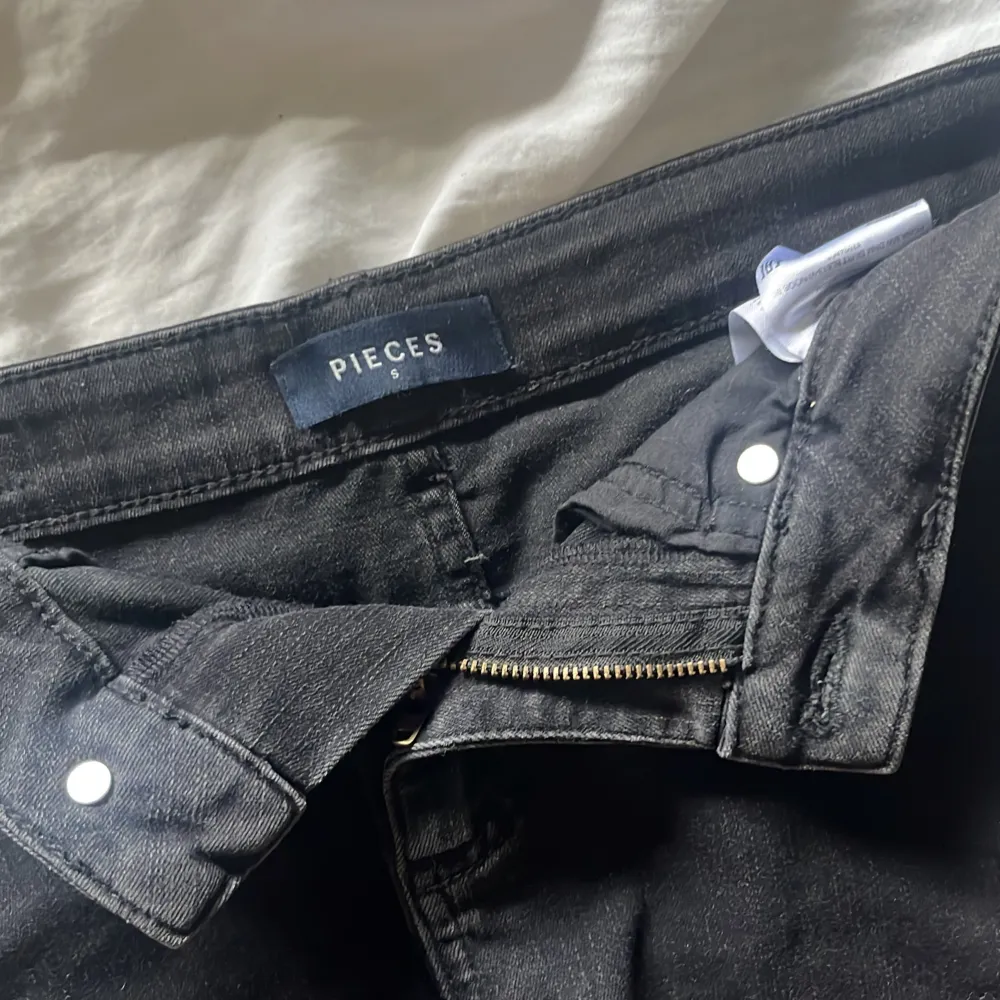 En low waist jeanskjol i storlek S💕verkligen så fin och aldrig använd! Bra skick. Bredd:34cm Längd: 28cm😊 färgen ser ut som på första bilden min kamera är suddig på de andra. Skriv för mer frågor och funderingar!. Kjolar.