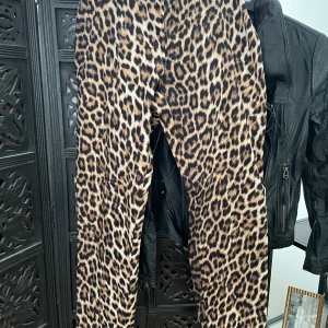 Zara leo byxor - Byxor fr Zara i leopardmönster, fint skick, stl L.