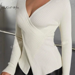 Omlott tröja - Så snygg vit ribbad omlott tröja i ny skick! 🤍