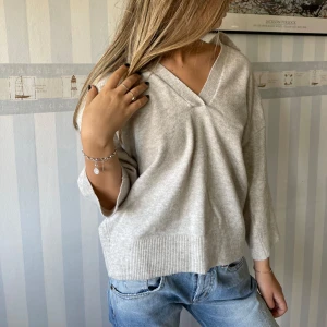 Tröja - V neck tröja från hm i beige, använd en gång i nyskick! 