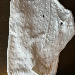 Ralph Lauren kabelstickad Tröja - Ralph Lauren kabelstickad Tröja storlek M  Ny! Nypris 2 000:-  Mitt pris 500:- 