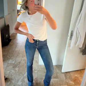 Mörkblå bootcut jeans som är uppsprätta ned till. Så fina, men som man ser på bilderna är de alldeles för små och gör inte sitt på min kropp❤️