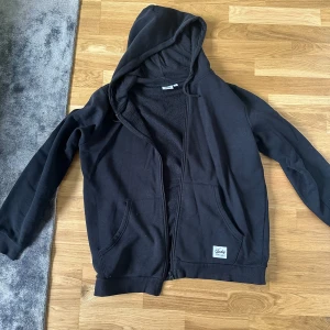 Andy’s zipper hoodie  - Svart oversized Andys zipper. Säljer för har tröttnat på den! Väldigt bra skick!: 8.5/10 - Är jättebekväm och ser bra ut!