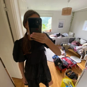 Zara klänning  - Säljer en jättegullig klänning från zara köpt för 500 och aldrig använd bara testad i storlek M men passar S