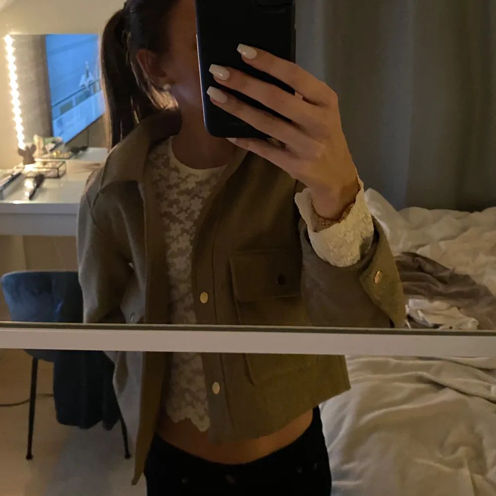 Säljer beige kappa från zara i stolek xs, den e i bra skick eftersom den inte kommit till användning, kan skicka fler bilder vid intresse💕. Jackor.