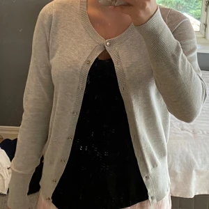 Grå kofta  - Ljus grå tunn kofta från Lindex, storlek S med guld knappar från Holy and Wythe 