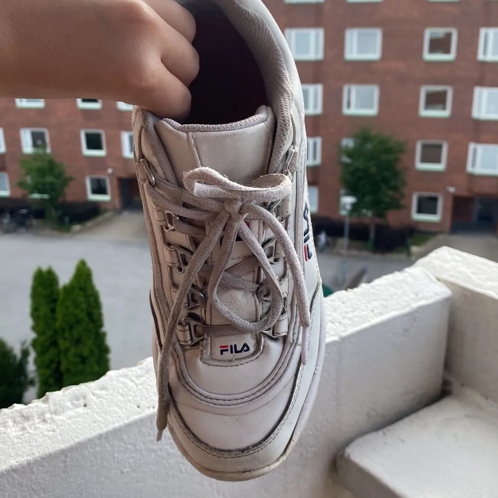 Knappt använda fila sneakers i storlek 38!. Skor.