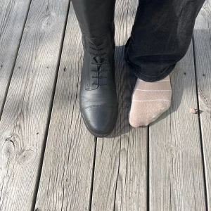 Ridstövlar - Perfekta ridstövlar från horselife som då är köpta från 1000 kr men som inte längre passar mig, dem är i storlek 38 och är i riktigt bra skick och fungerar super till alla ridpass! 