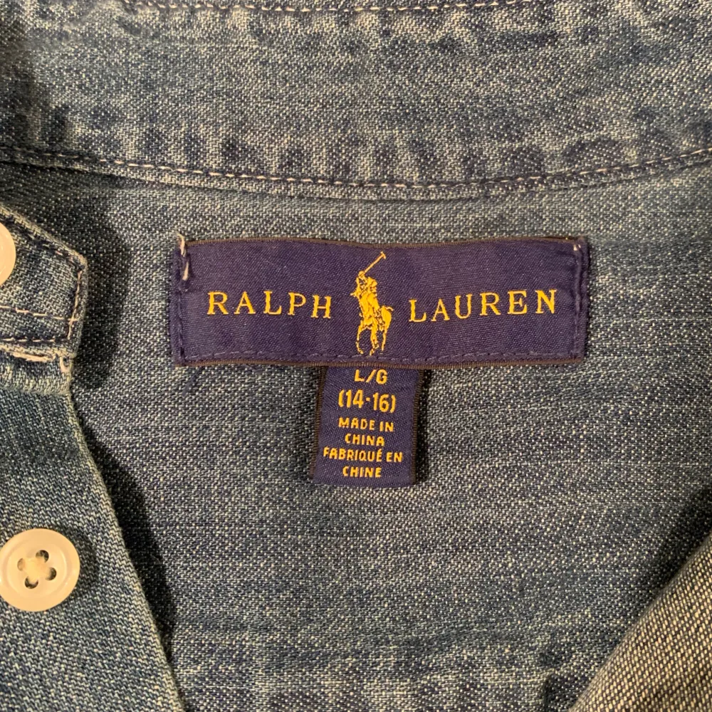 Säljer min Ralph Lauren skjorta i nyskick 9,5/10. Nypris: ca 1200. Vid frågar eller funderingar så kan du skicka ett meddelande. . Skjortor.