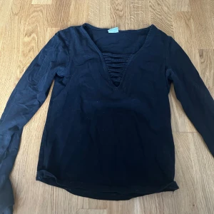 Tröja Gina tricot  - Snygg tröja från Gina. Sitter tajt men passar såklart bra om du har xs. 