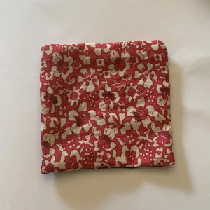 Lavendel påse - Handgjord lavedelpåse.  Till för att ha i tex garderoben för att det ska lukta gott. Ca 8 × 8 cm Ris och lavendel i.   Ingen ”fyllning” i men kommer fixa det om någon köper