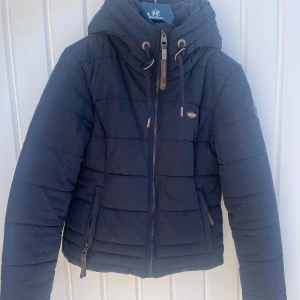 Vinterjacka  - Supersnygg vinterjacka! Använd under en säsong men sparsamt och inga defekter. Märket är ragewear och köptes för 1300kr🩷 hör av dig vid frågor!