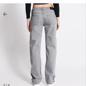 Gråa jeans  - Gråa jeans från lager 157. Lite sönder längst ner, men annars inga skador. 