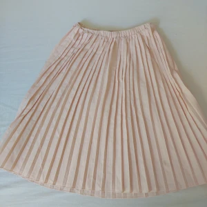 Ljusrosa kjol 🌸 - Fin lite längre kjol, resor i midjan alltså anpassningsbar ☺️  Lite genomskinlig 