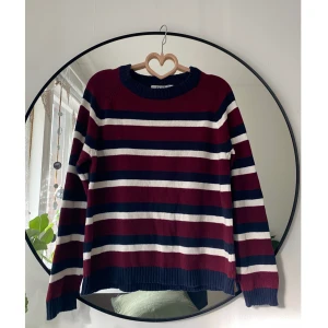 Randig sweater - Säljer denna superfina randiga tröja från NA-KD i stl S. Knappt använd. Den är vinröd med vira och marinblå ränder. Perfekt inför hösten✨ skriv om du har frågor :)