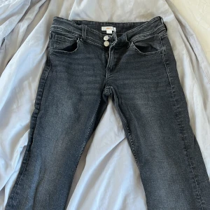 Gina Jeans med fickor  - Säljer ett par svarta Gina Young jeans i storlek 164. Bara använt en gång pga för små. Perfekt kvalitet