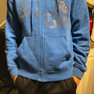 Von studio hoodie. - En stilig von studio hoodie som är i storlek S.  Tröjan är i bra skick och det finns inga tecken på slitage.  Mitt pris: 400kr  Hör av er vid fler bilder eller om ni har några funderingar😀