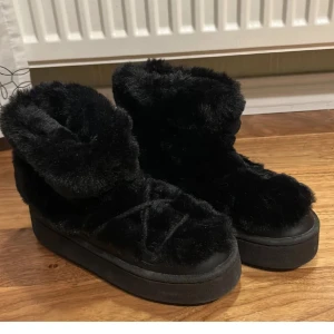 Skor - Säljer mina super sköna skor, perfekt nu till vintern! Skorna är köpa här på Plick för 400 och använt dem ett fåtal gånger pågrund av att dem är försmå💖💖