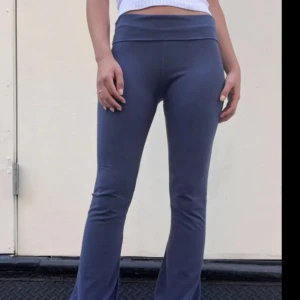 Blå yoga pants - Säljer dessa blåa yoga pants ifrån brandy Melville! Köpta här på Plick men kom inte till användning💕 fint skick 