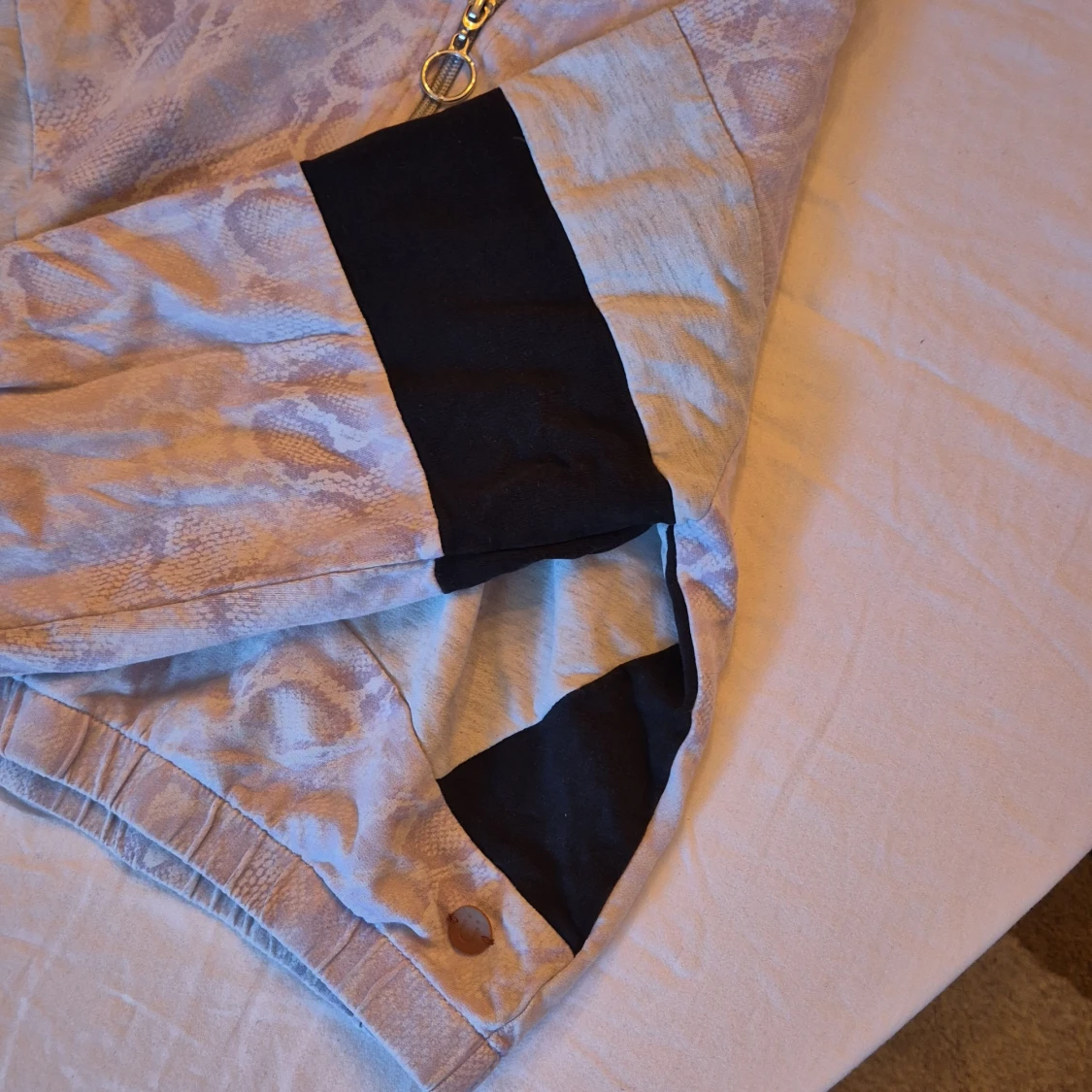 Grå och svart hoodie med dragkedja - 92