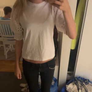 Vit topp med puffärmar - Säljer en superfin vit topp med puffärmar. Ärmarna har ett snyggt broderat mönster och är lite genomskinliga. 