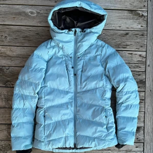 Vinterjacka  - Supersnygg varm och skön vinterjacka från Everest. Den är i toppskick och inget att anmärka på. Köptes för 999kr på Stadium för ca 2 år sen. Endast använd 1 vintersäsong efter det.