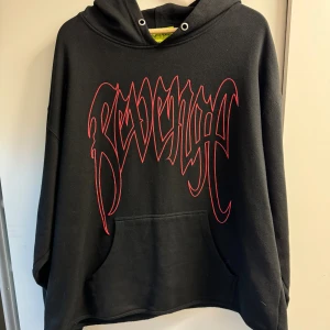 Revenge Redwater Hoodie  - Skicka gärna bud och fråga om du undrar något Fin hoodie från märket Revenge  Drop från 2017  Några små fläckar som syns på tredje bilden. Trycket har några små sprickor som syns på bild fyra Kommer i originalpåse  Använt skick
