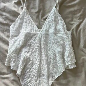 Vit topp - Säljer den här fina toppen från Pull&Bear för att jag inte får användning för den